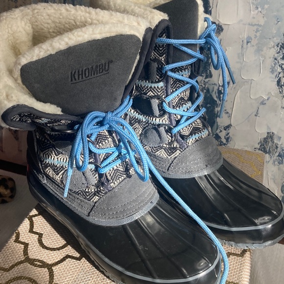 Khombu Mayana Women's Black and Gray Winter Boots with Blue Accents - Picture 10 of 16